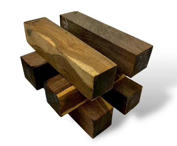 揭秘“黑檀”平替优选：风车木为何成大板茶桌高端材质新宠？(图1)