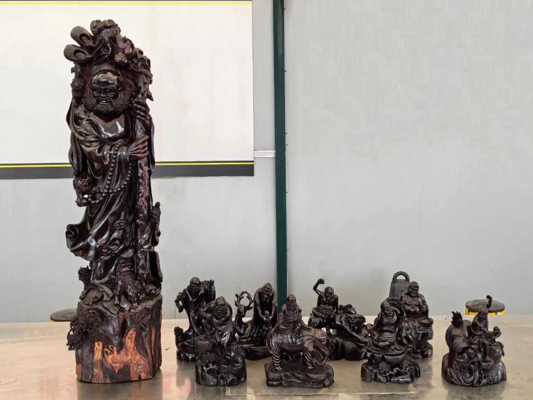 深圳皇岗海关查获28公斤濒危檀香紫檀木雕(图1)