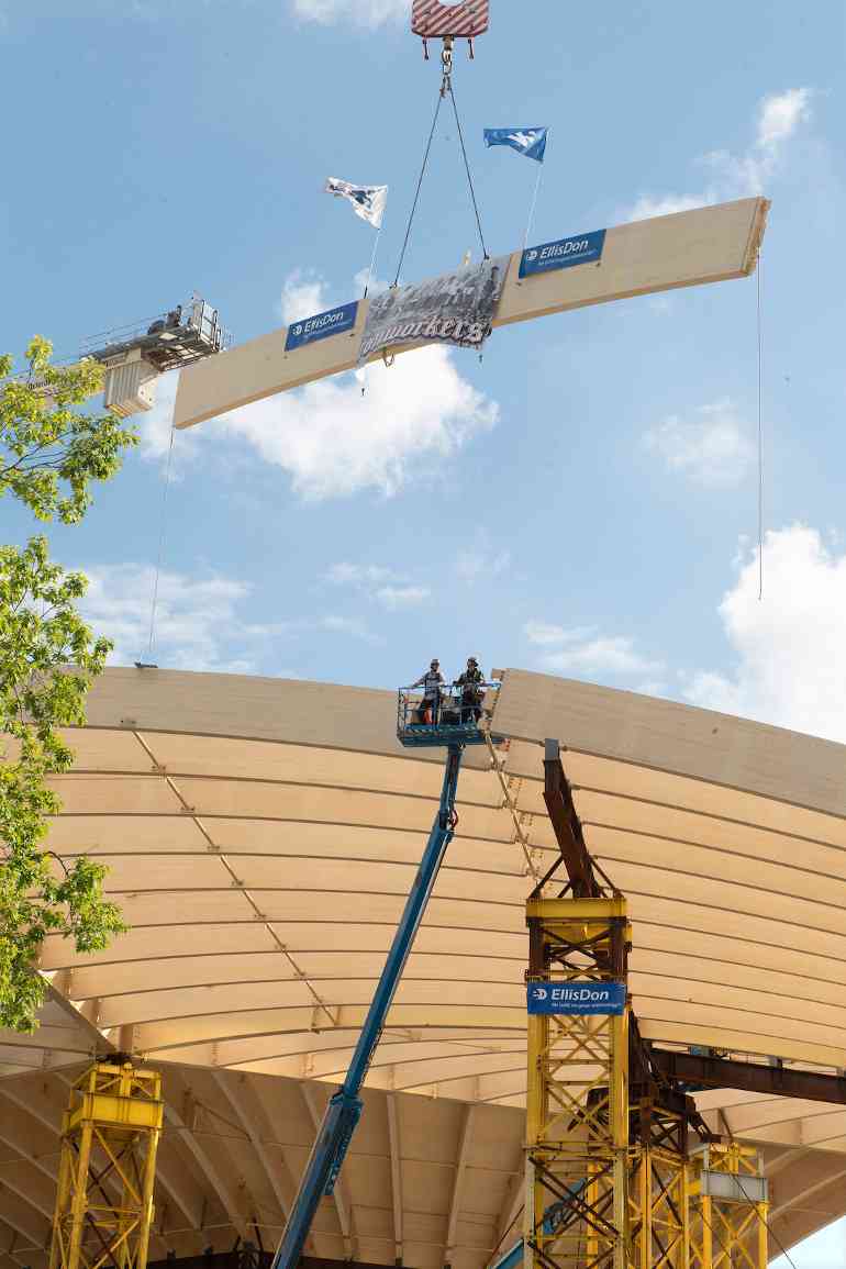 900吨木材筑就奇观：自由移动拱门封顶，世界最大独立木屋顶背后的技术突破(图3)