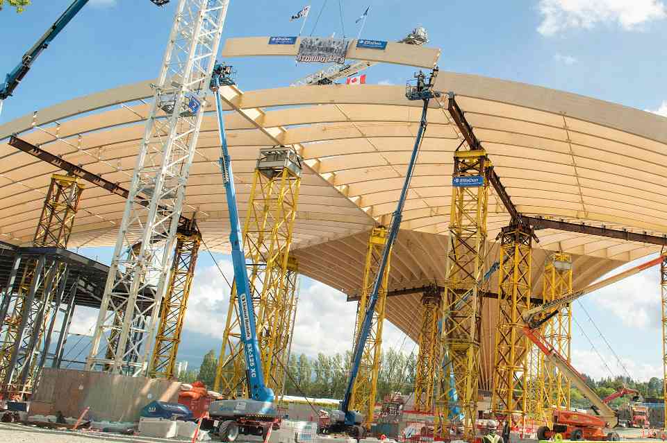 900吨木材筑就奇观：自由移动拱门封顶，世界最大独立木屋顶背后的技术突破(图1)
