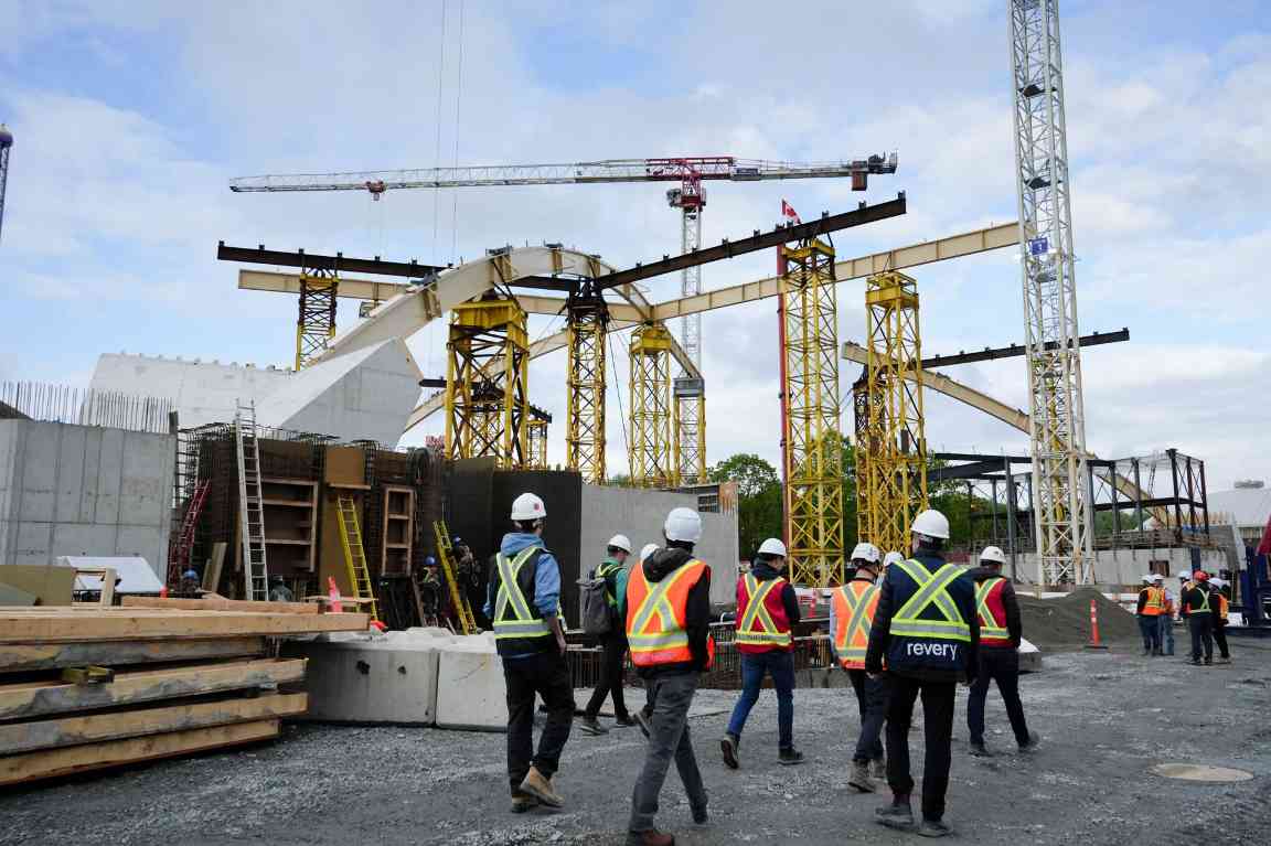 900吨木材筑就奇观：自由移动拱门封顶，世界最大独立木屋顶背后的技术突破(图2)