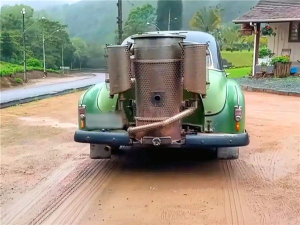 巴西奇车轶事：1952年雪佛兰靠木柴驱动驰骋半世纪(图1)