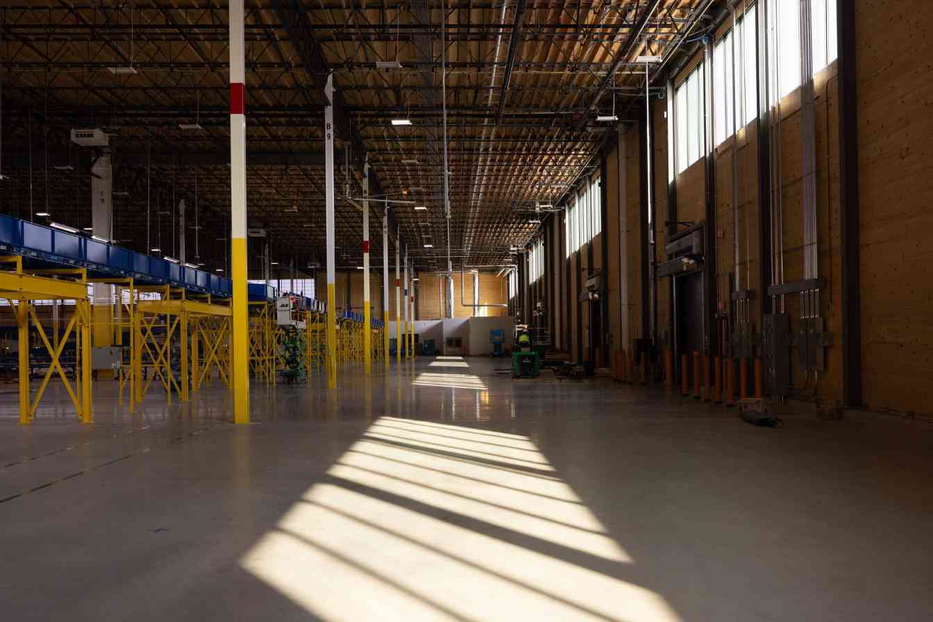 50万板英尺木材构建：亚马逊首个大型木材配送站正式启用(图1)