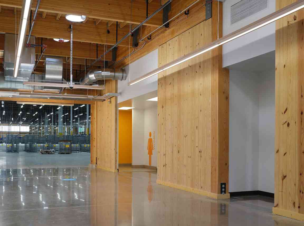 50万板英尺木材构建：亚马逊首个大型木材配送站正式启用(图3)