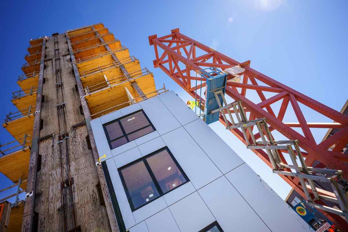 工程奇迹:六层木钢混合建筑成功经受240次地震模拟(图1) 工程奇迹:六层木钢混合建筑成功经受240次地震模拟(图1)