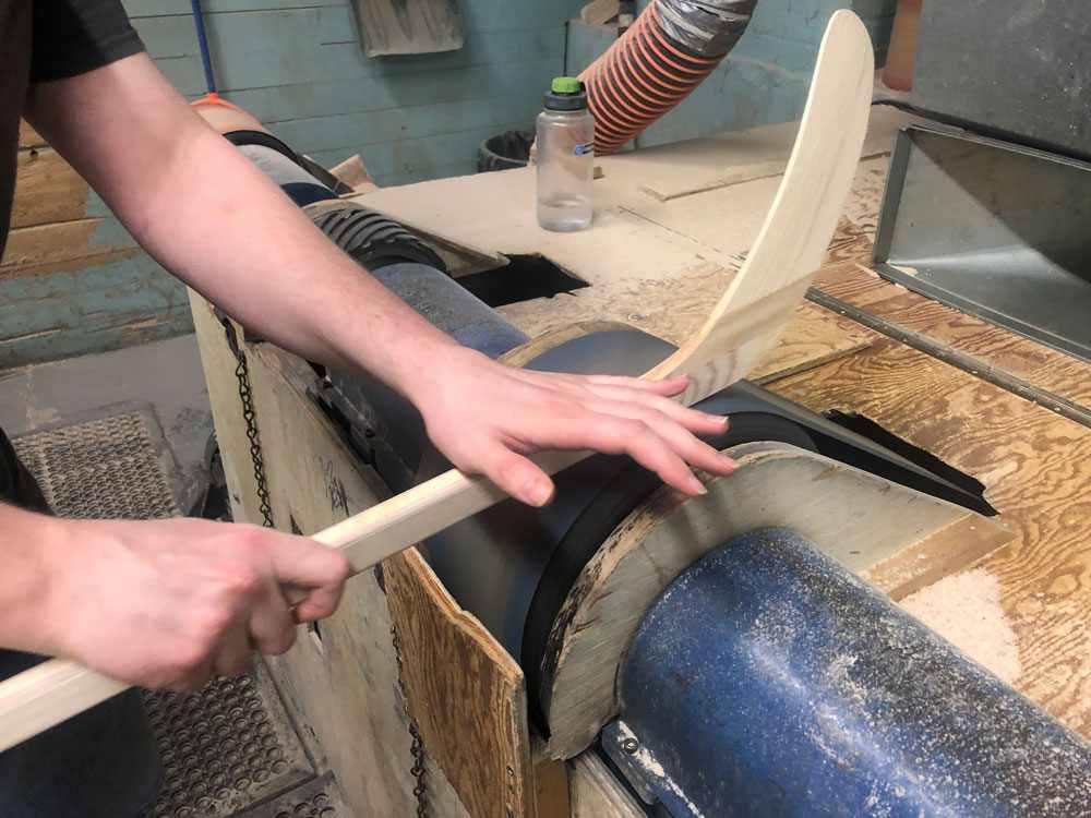 关税风暴中的百年坚守：加拿大最后一家木制曲棍球棒厂的生存战(图1)