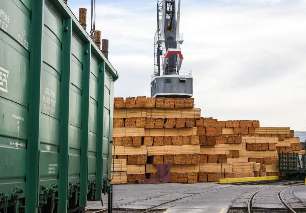 重新贴标掩盖来源!这地发现一起“违禁木材”流入(图1) 重新贴标掩盖来源!这地发现一起“违禁木材”流入(图1)