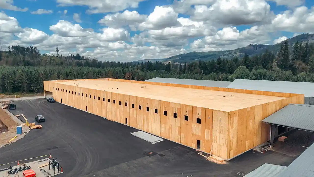 工程木制品革命：Frers公司用自产材料打造全木结构仓库(图1)